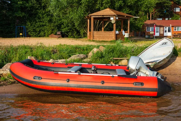 Červený Nafukovací Gumový Člun Motorem Blízkosti Břehu Jezera Rybaření Turistika — Stock fotografie