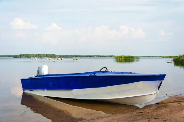 Barco Pesca Azul Alumínio Com Motor Perto Costa Lago Pesca — Fotografia de Stock