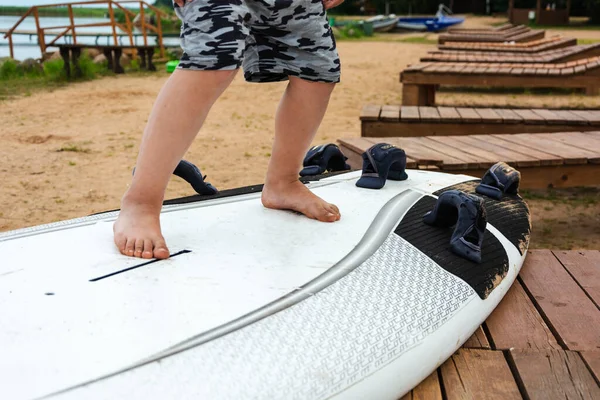 Chico Aprender Pararse Surf Playa Orilla Del Lago Mar Deportes — Foto de Stock