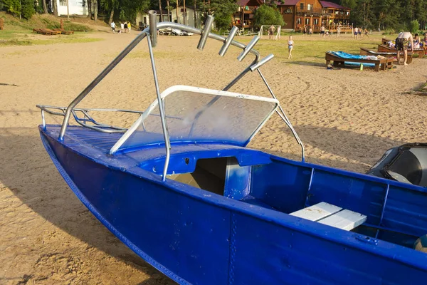 Barco Pesca Azul Alumínio Com Motor Perto Costa Lago Pesca — Fotografia de Stock