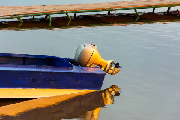 Outboard Motor Blue Aluminum Fishing Boat Outboard Motor Pleasure Boat — Stock Photo, Image