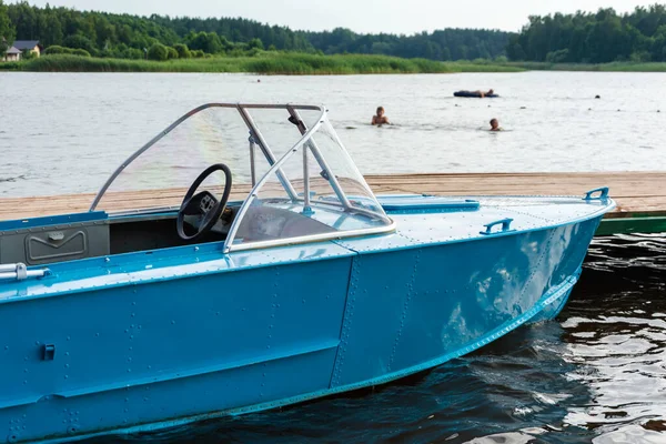 Barco Pesca Azul Alumínio Com Motor Perto Costa Lago Pesca — Fotografia de Stock