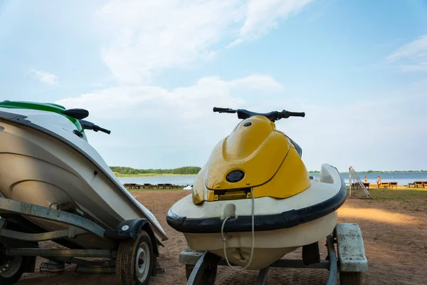 Jet Ski Parkolt Parton Kék Hátterével Szemben Aktív Életmód Kialakításához — Stock Fotó