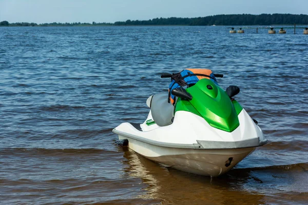 Gyönyörű Zöld Jet Ski Tavon Jet Ski Aktív Életmód Nyár — Stock Fotó