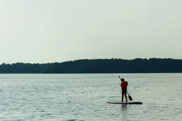 Eine Junge Mutter Schwimmt Auf Einem Stehpaddelbrett Sup Board Wassersport — Stockfoto
