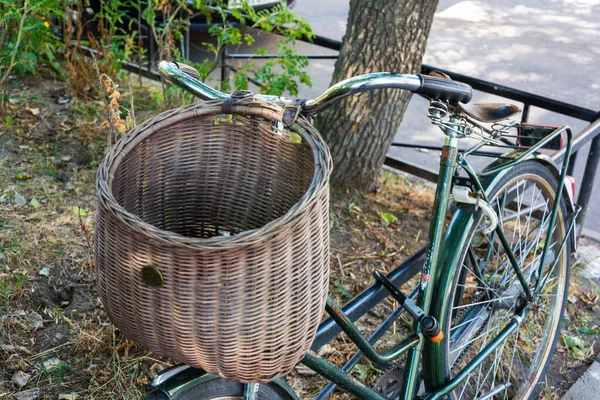 Elegante Bicicleta Retro Vintage Verde Con Cesta Mimbre Estacionada Ciudad — Foto de Stock