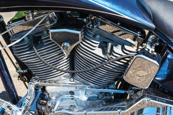 Förmiger Motorradmotor Glänzend Verchromt Kraftvoller Förmiger Motorradmotor Zylinder — Stockfoto