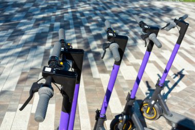 Otoparkta elektrikli scooter kiralama, aktif eğlence, şehir hayatı, elektrikli scooter kiralama..