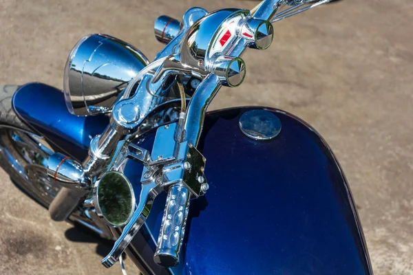 Gyönyörű Kilátás Nyílik Motorkerékpár Kék Motorkerékpár Gáztartály Motorkerékpár Kormánykerék Sebességmérő — Stock Fotó