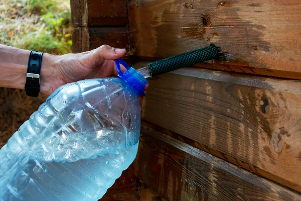5 litrelik plastik şişede doğal kaynak suyu toplamak şişeyi temiz içme suyuyla doldurmak..
