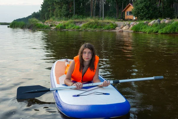 Dospívající Dívka Plave Sup Palubě Krásná Dívka Jezdí Prkně Pádlem — Stock fotografie