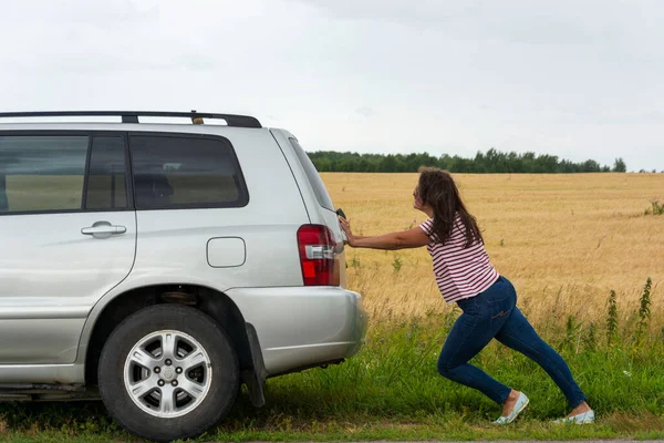 Coche Roto Una Mujer Joven Empuja Coche Roto Carretera Una —  Fotos de Stock