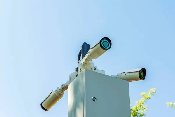 Cámaras Seguridad Una Estación Instalada Poste Lugar Público Tecnologías Vigilancia — Foto de Stock