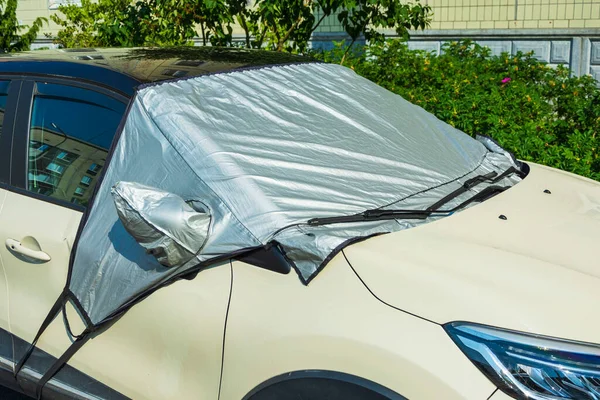 Carro Estacionamento Com Pára Brisas Coberto Com Refletor Protetor Solar — Fotografia de Stock