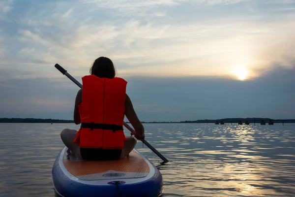 Adolescentă Înoată Placă Sup Fată Frumoasă Merge Placă Vâslă Lac — Fotografie, imagine de stoc