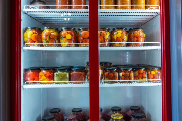 Uma Vitrine Refrigerada Com Latas Produtos Caseiros Enlatados Frigorífico Com — Fotografia de Stock