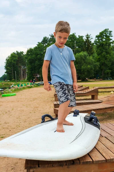 Boy Belajar Untuk Berdiri Pantai Tepi Danau Laut Olahraga Air — Stok Foto