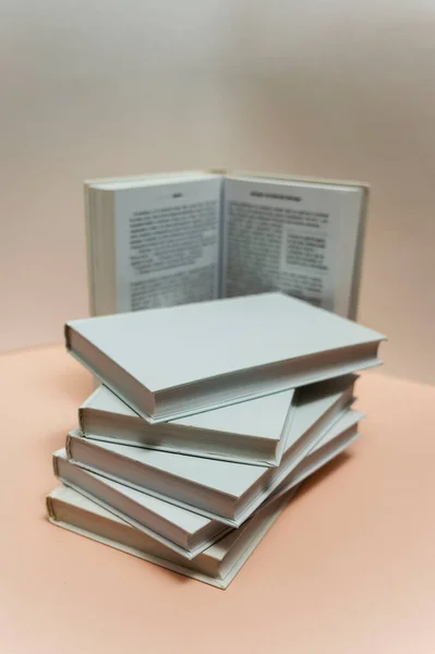 Egy Halom Könyvet Asztalon Egy Világos Rózsaszín Háttér Tanulmány Vissza — Stock Fotó
