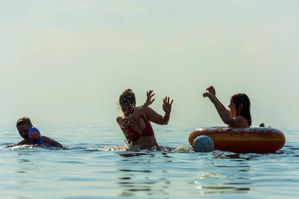 Máma Děti Plavat Moři Stříkající Vody Bavit Plážová Dovolená — Stock fotografie