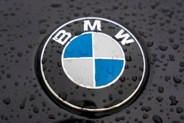 Логотип Bmw Чорному Капоті Дощовими Крапками Russya Sosnovyi Bor 2021 — стокове фото