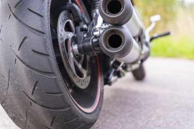 Motosiklet egzoz boruları, motosiklet arka.