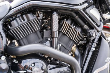 V şeklinde motosiklet motoru, parlak krom kaplı güçlü V-şekilli motosiklet motoru, 2 silindir.