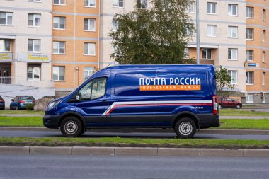 Sosnovy Bor, RUSSIA-Eylül 03.2021: Rus Postası 'nın minibüsü, posta teslimatı.