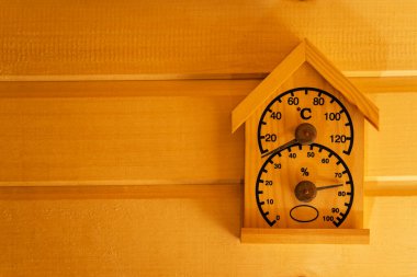Saunadaki ahşap duvarda asılı bir termometre..