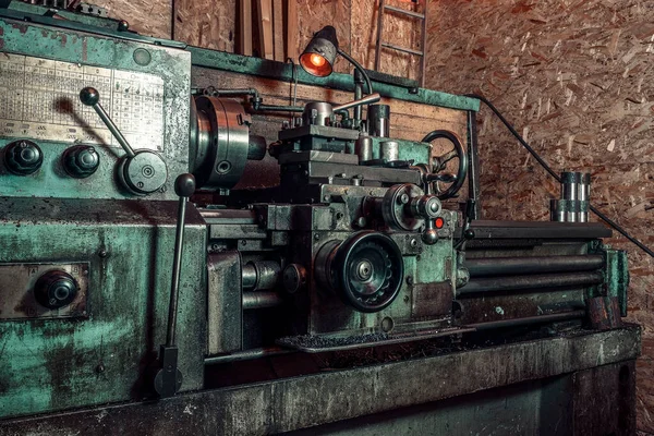 Atölyedeki eski metal torna, metal işçiliği, makine aletleri.