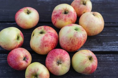 Marketin tezgahında olgun kırmızı elmalar, kırmızı çizgili elmalar, meyve ticareti..