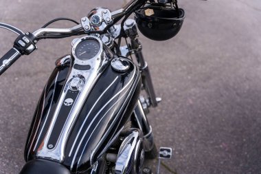 Motosikletin güzel manzarası, motosiklet benzin deposu, motosiklet motoru düz barı, parlak krom, gaz kolu, şık bir motosiklet görünüşü.