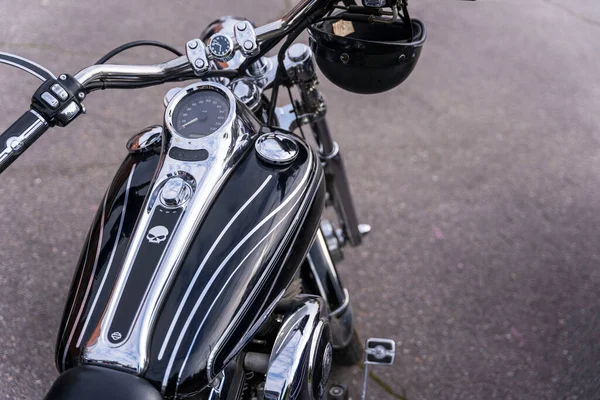 Motosikletin güzel manzarası, motosiklet benzin deposu, motosiklet motoru düz barı, parlak krom, gaz kolu, şık bir motosiklet görünüşü.