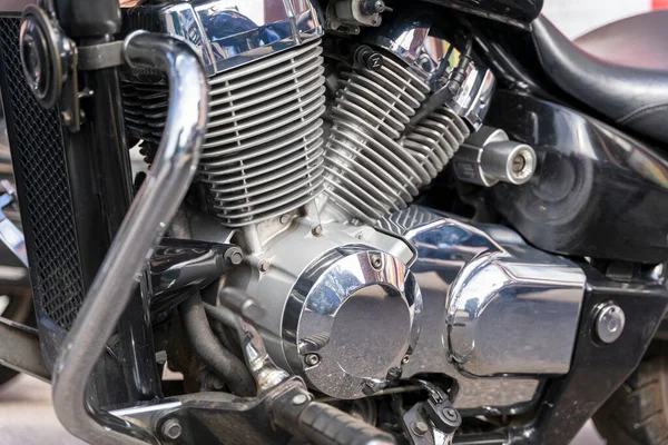 샤이니 크롬은 모터사이클 엔진을 했으며 실린더를 — 스톡 사진