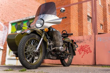 SOSNOVY BOR, RUSSIA-11 Eylül 2021: Otoparkta motosikletli Ural.