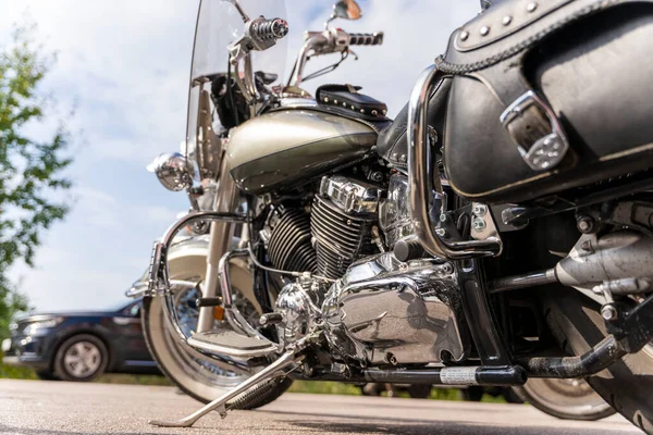 Klasická Motocykl Parkovišti Slunečného Dne Boční Pohled Zezadu — Stock fotografie