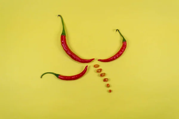 Sarı arka planda kırmızı kırmızı kırmızı biber. Paprika parçalara ayrıldı. Yiyecek konsepti.
