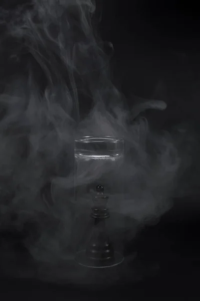 Composition Abstraite Minimale Verre Fumée Avec Une Pièce Échecs Piégée — Photo