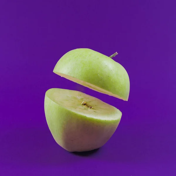 在时髦的薰衣草衬托下飘扬的绿色苹果片 超紫色的颜色 最低限度的抽象食物和水果概念 — 图库照片