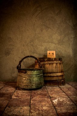 Eski kırsal ev aletleri ahşaptan yapılmış ve eski kiremitler ve beton duvar arka planına demirler takılmış.. 