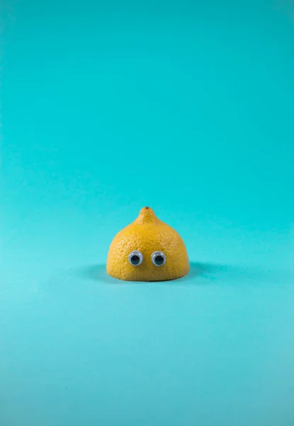 有趣的柠檬一半玩具眼睛在时髦的绿松石背景 热带水果和健康食品理念 最低夏季概念 — 图库照片