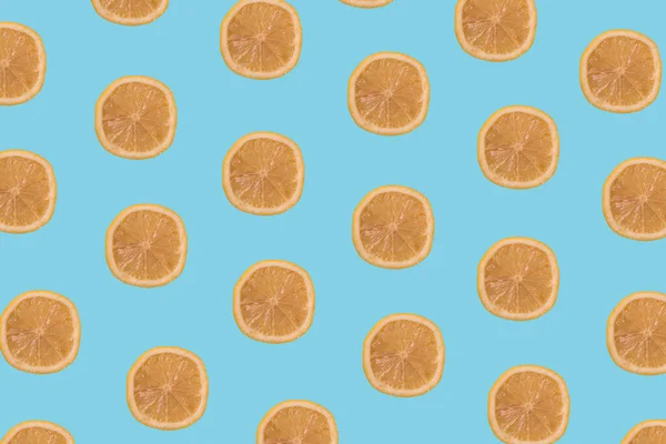 レモンのスライスは トレンディーなパステルソフトブルーの背景に乗じます 最小限の健康食品 トロピカルフルーツ 夏のコンセプト — ストック写真