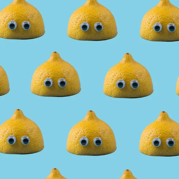 Limonlu ve oyuncak gözlü. Modaya uygun mavi arka planda. Asgari soyut yaz konsepti. Yaz eğlencesi fikri.
