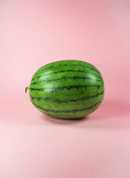 新鲜西瓜在时髦的粉红背景上 最小热带水果和夏季概念 — 图库照片