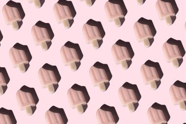 Pastel pembe arka planda pembe dondurmanın yaratıcı düzeni. Gölgeli kusursuz desen. Üst Manzara. Düz yatıyordu. Asgari soyut mevsim ve yaz konsepti. Boşluğu kopyala.