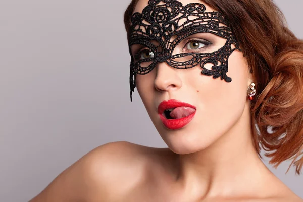 Siyah bir maske bir kız portresi