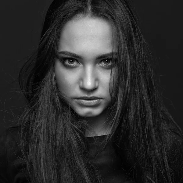 Retrato en blanco y negro de una niña — Foto de Stock