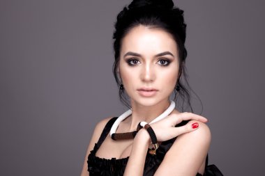 Kahverengi gözlü esmer portresi