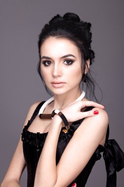 Kahverengi gözlü esmer portresi