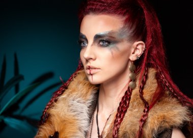 Yaratıcı rengine karşıt bir renk ile bir kız portresi