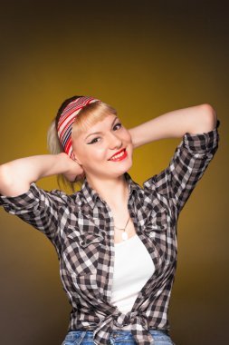 kahverengi gözleri olan, genç bir kız portresi